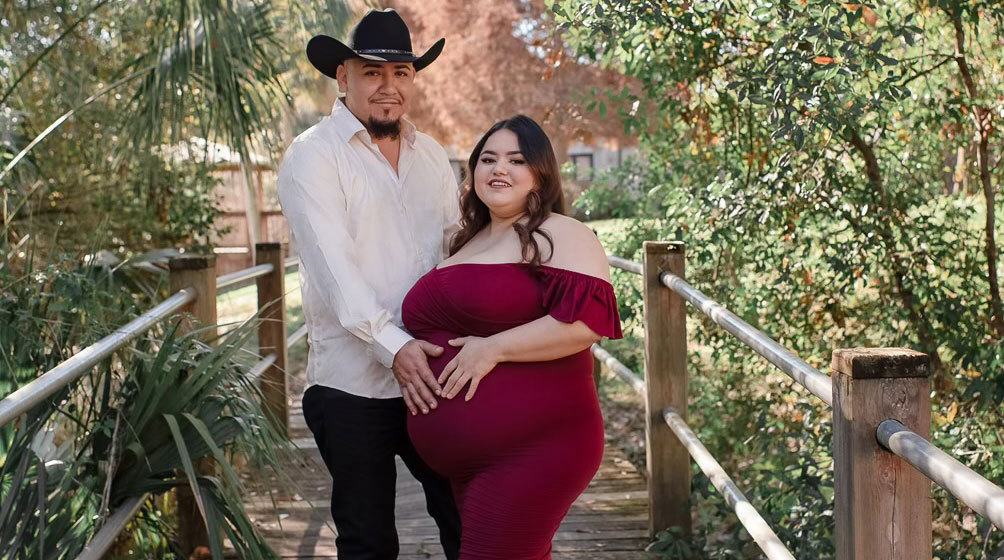 Feve and Jose Coronado posing for a pregnancy photoshoot.