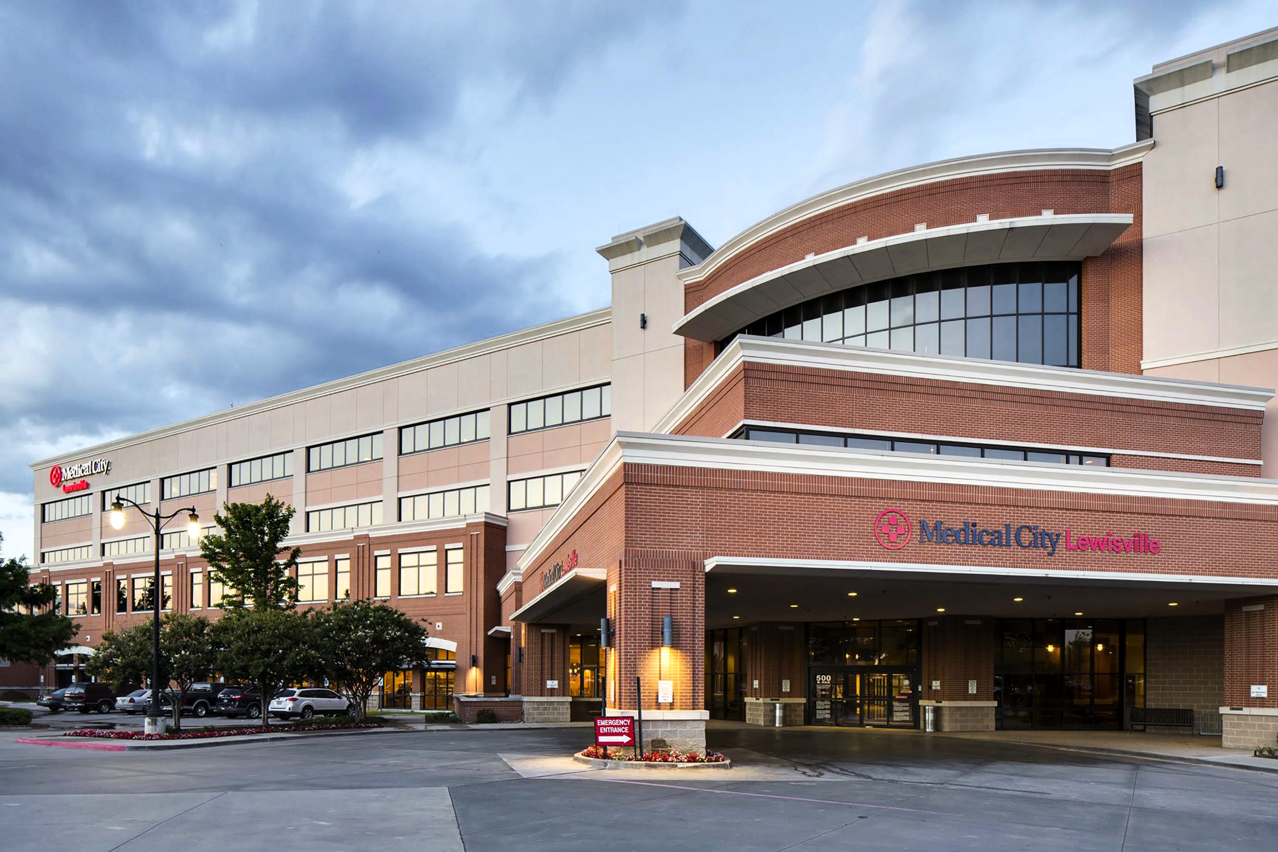 Exterior view of the main entrance to Medical City Lewisville Hospital.