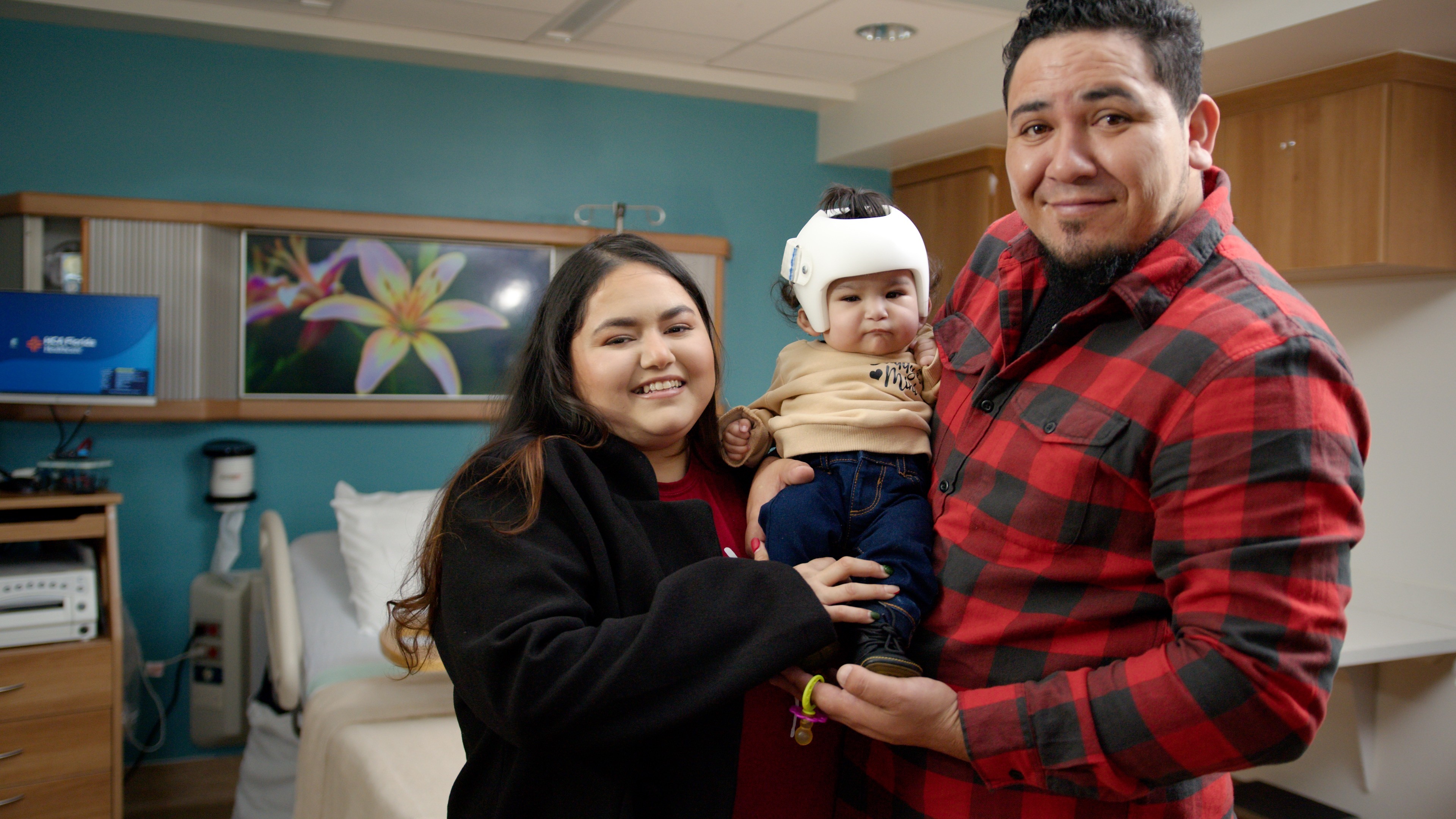 Amaris Lourdes Arredondo, NICU baby with parents